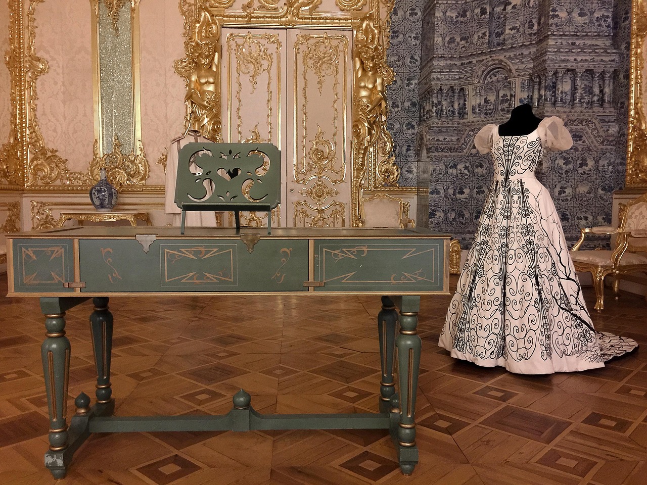 entdecken sie das cembalo, ein historisches tasteninstrument mit einzigartigem klang, das in der barockmusik eine zentrale rolle spielt. erfahren sie mehr über seine geschichte, bauweise und berühmte komponisten.